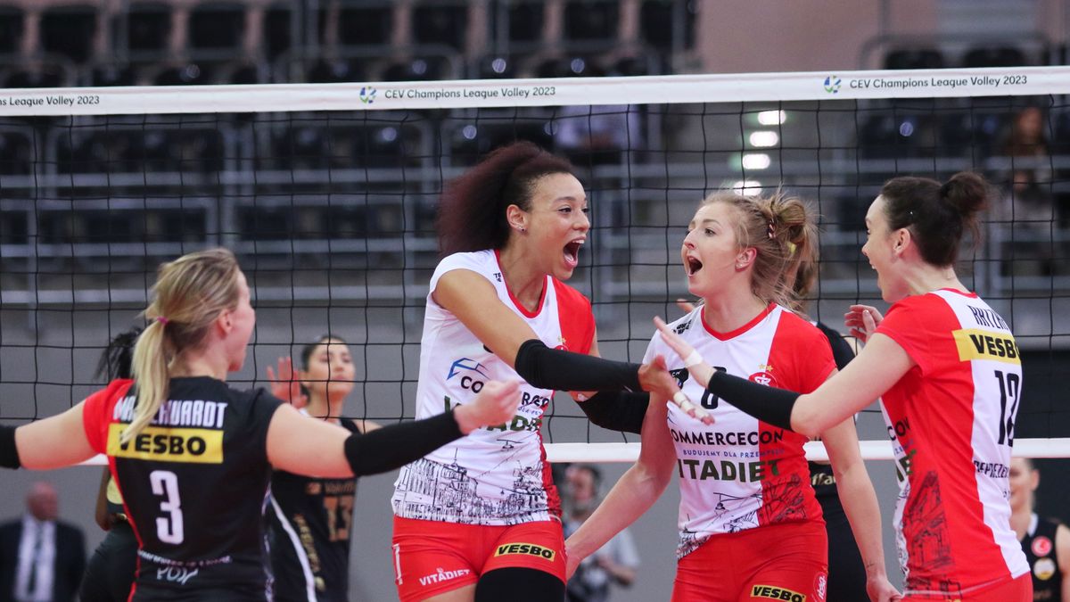 WP SportoweFakty / Justyna Serafin / Na zdjęciu: siatkarki ŁKS-u Commercecon Łódź