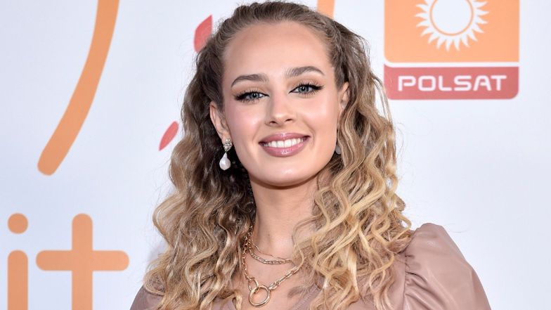 Wiktoria Gąsiewska opala się topless w ogródku