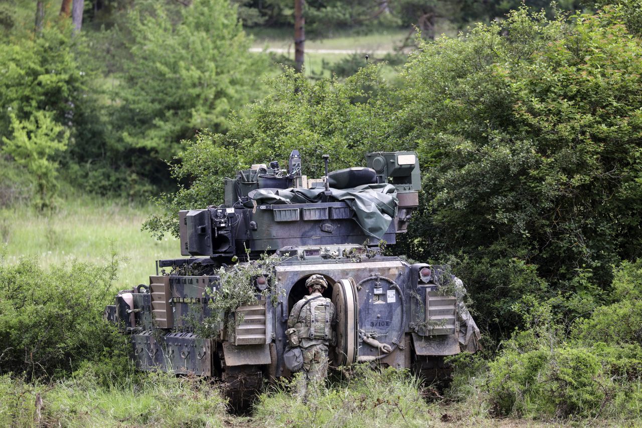 Żołnierze US Army w M2 Bradley - zdjęcie poglądowe