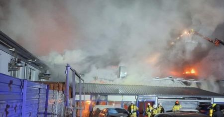 Pożar warsztatu samochodowego w Łomży. Ogień strawił hotel i bar.