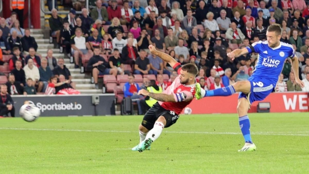 Jamie Vardy strzela gola w meczu Leicester City z Southampton