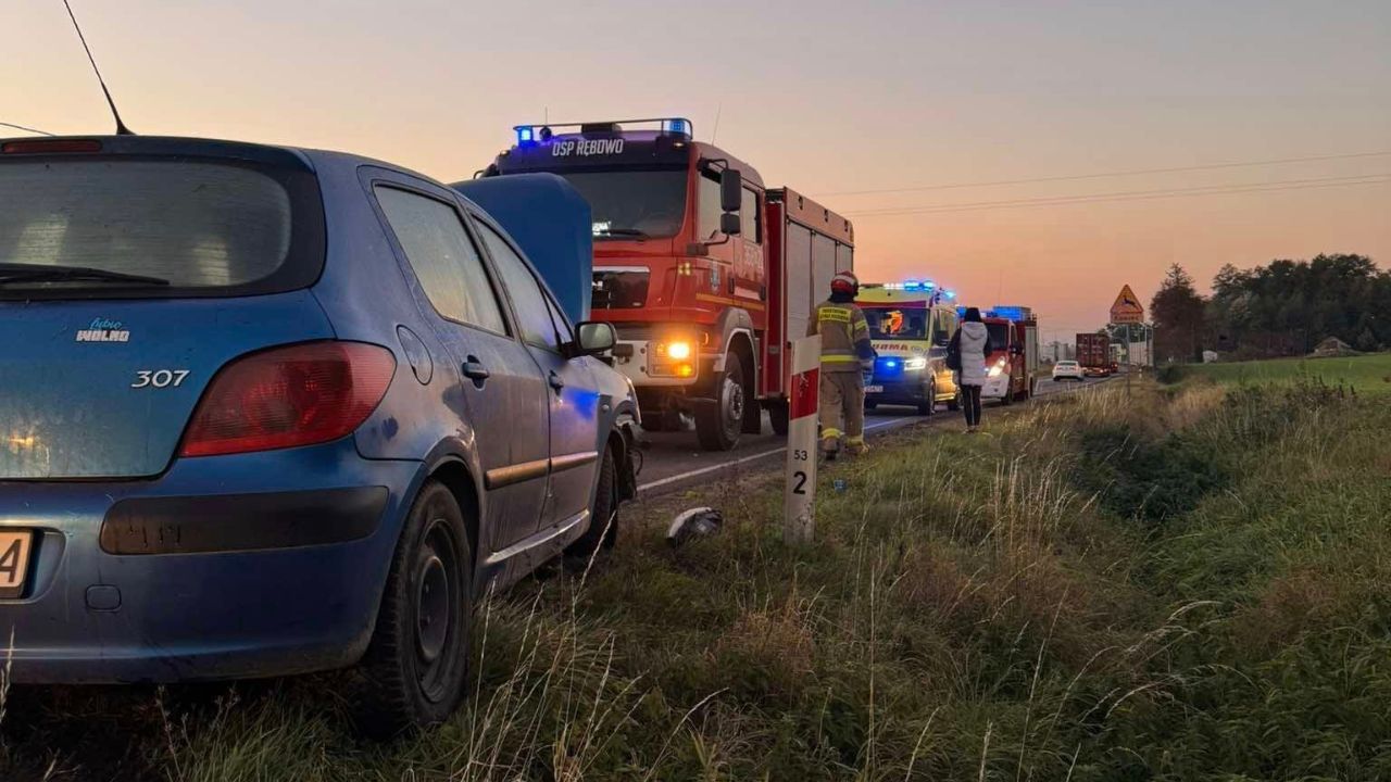 20-latek uderzył w wysepkę, stracił panowanie nad pojazdem i zjechał do rowu