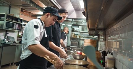 Przez drożyznę upadają restauracje. Po wakacjach "pogrzeb polskiej gastronomii"?
