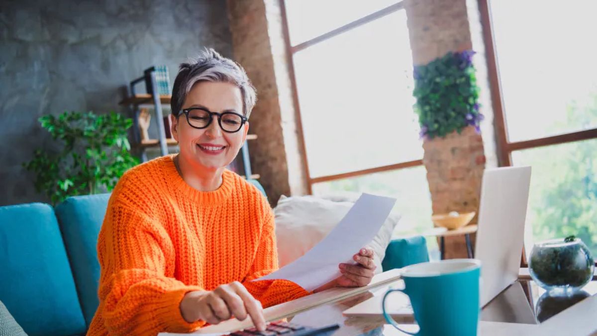 dojrzała kobieta praca rachunki emerytura