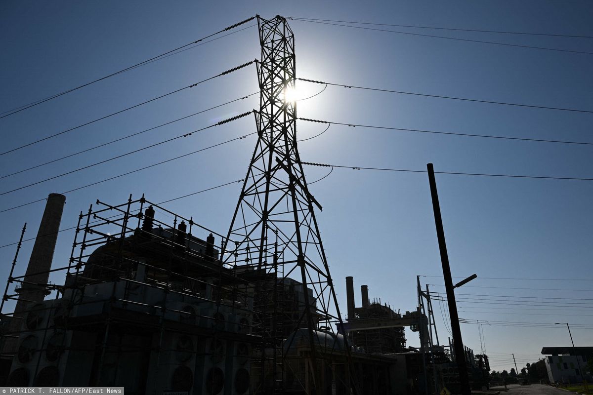 Kalifornia od kilku lat zmaga się z niedoborami energii i czasowymi blackoutami. Winduje to ceny prądu.