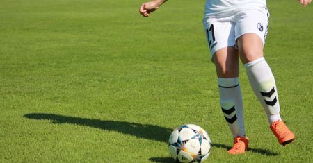 Trener piłki nożnej ukarany. Chciał sprawdzić płeć zawodniczki