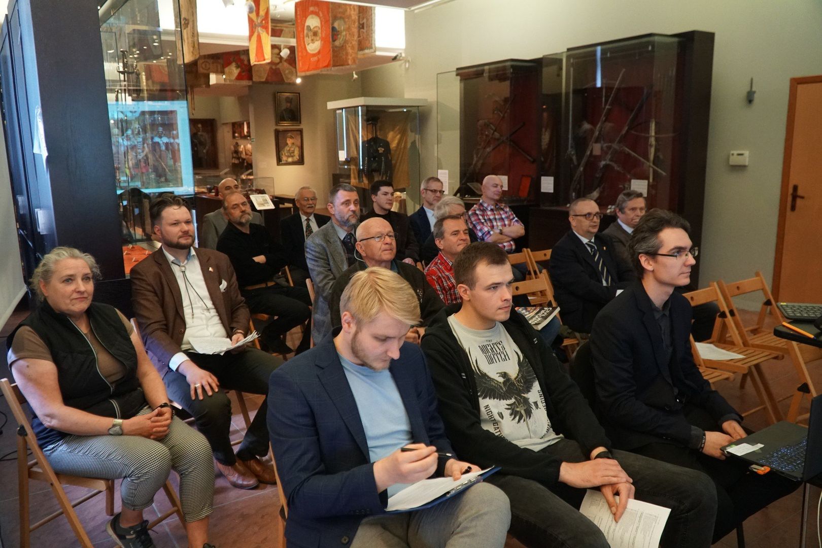 W związku z jubileuszem zrodziła się inicjatywa uczczenia rocznicy okolicznościową sesją naukową: &#34;Sześćdziesięciolecie Oddziału Poznańskiego Stowarzyszenia Miłośników Dawnej Broni i Barwy&#34;