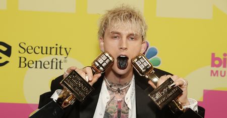 Machine Gun Kelly wyglądał ciekawie. Ale, gdy pokazał język, wszyscy oniemieli