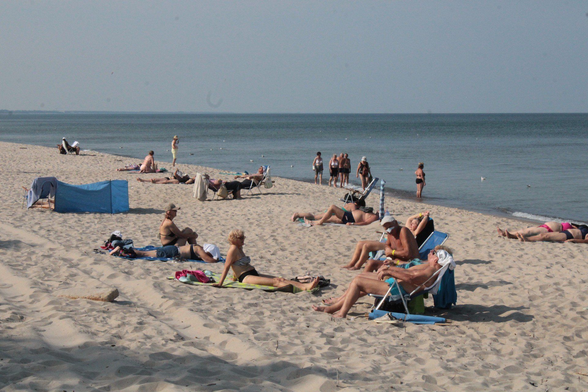 Środowe południe na plaży w Łazach