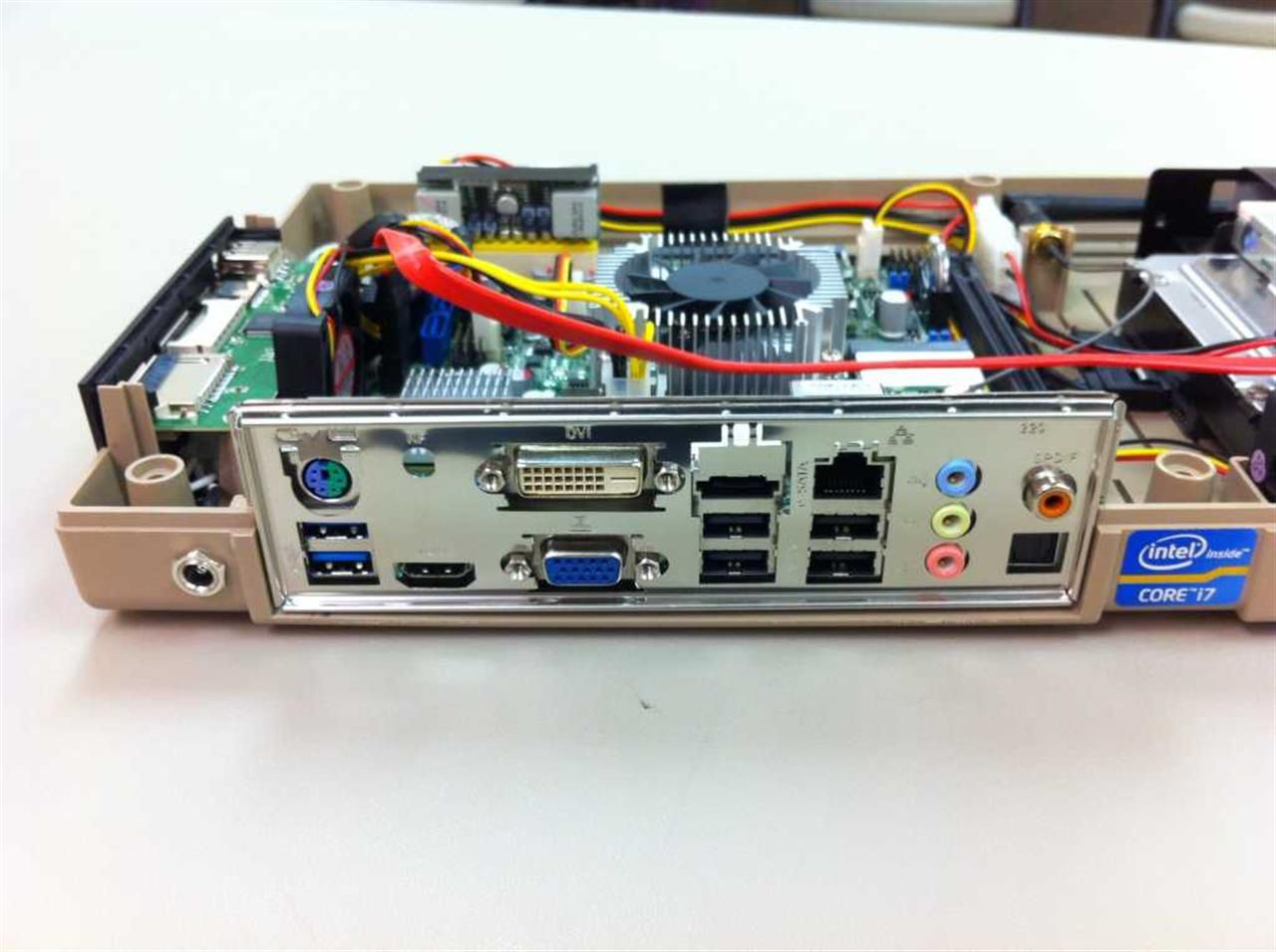 Komputer x86 w obudowie od Commodore? Proszę bardzo!