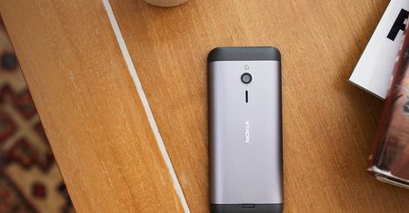 Prostą Nokię 230 wyróżnia przednia kamerka z lampą LED