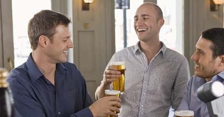 Komu alkohol najlepiej smakuje w pracy?