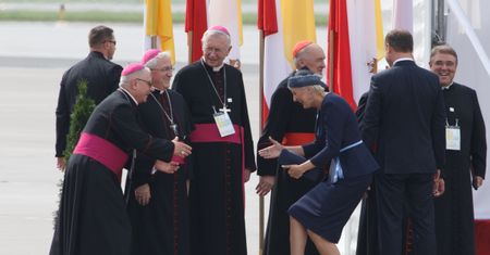 ZDJĘCIE DNIA: Agata Duda wita się z biskupami