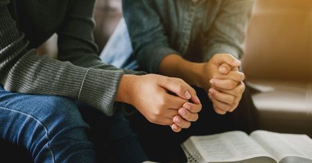 Robert Biedroń chce przenieść religię na teren kościołów. Wystosował apel