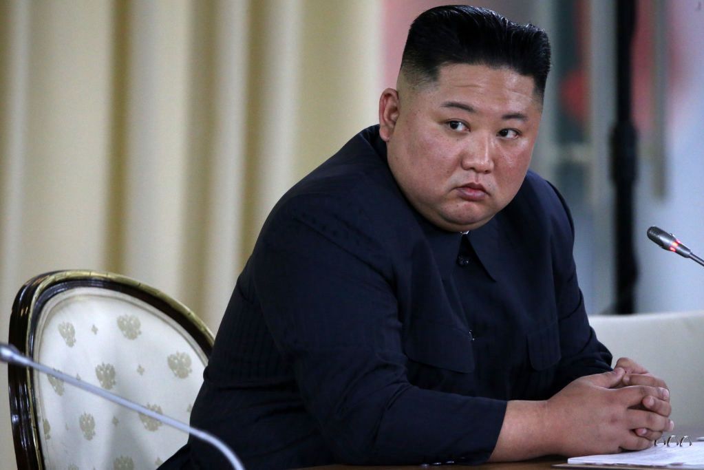 Nordkoreanischer Zerstörer nach Kenterung wieder aufgerichtet