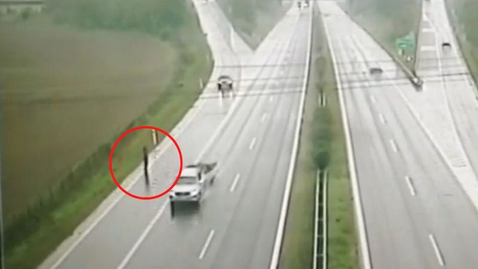Mężczyzna jechał hulajnogą po autostradzie