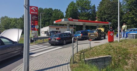 Protest kierowców. Na Orlenie samochody zablokowały wjazd na stację paliw