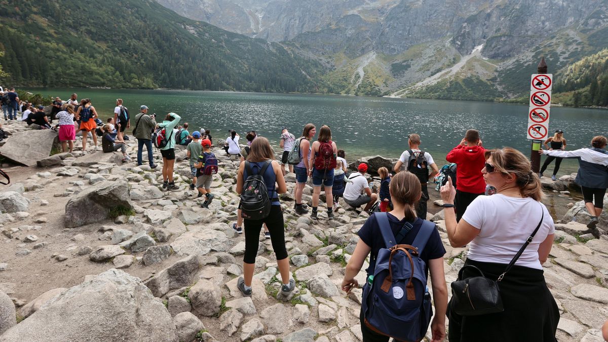 Turyści nad Morskim Okiem (zdjęcie ilustracyjne)