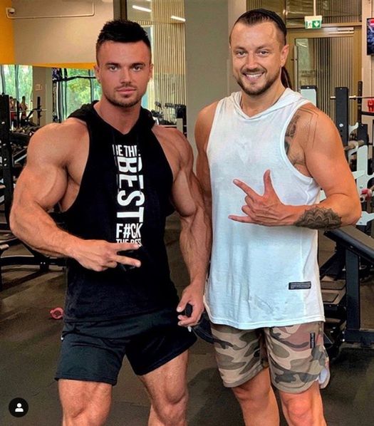 Baron rzeźbi muskulaturę pod okiem mistrza fitnessu