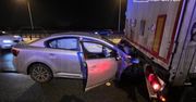 Warszawa: Toyota wbiła się w tył ciężarówki na moście Grota-Roweckiego