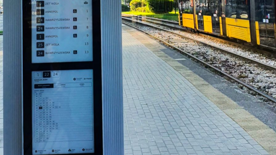 Warszawa. Na kilku przystankach tramwajowych pojawią się nowe elektroniczne rozkłady jazdy. Jeśli przypadną do gustu pasażerom i sprawdzą się w stołecznych realiach, będą wspaniałą pomocą w podróżowaniu miejskim transportem (Urząd Miasta st. Warszawy)