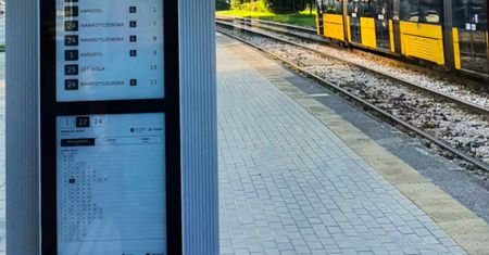 Warszawa. Elektroniczny rozkład jazdy nigdy nie skłamie. Chmura prześle dane na e-papier