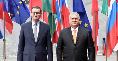 Morawiecki zacieśnia relacje z Orbanem. Ekspertka wskazuje, po co to może robić