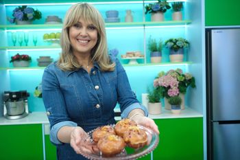 Te pączki będą świeże nawet dwa dni po tłustym czwartku. Przepis Ewy Wachowicz ma NIETYPOWY składnik