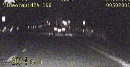 Jechał 205 km/h, bo pasażerka chciała się rozbudzić. Dostał wysoki mandat i 15 punktów karnych
