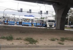 Wrocław. Tramwaj zderzył się z ciężarówką. Utrudnienia w Leśnicy