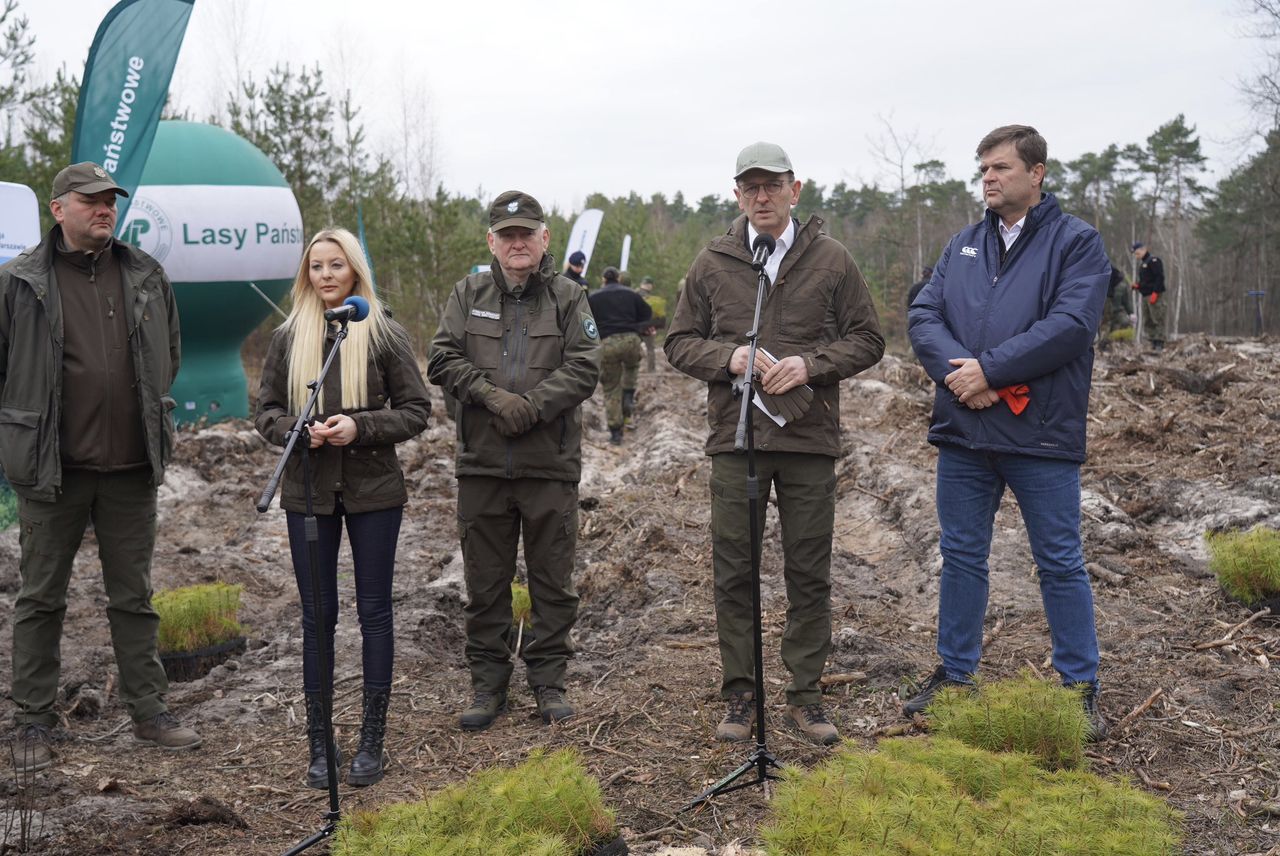 Wiceminister klimatu i środowiska Edward Siarka podczas inauguracji sadzenia Lasów Pamięci Jana Pawła II