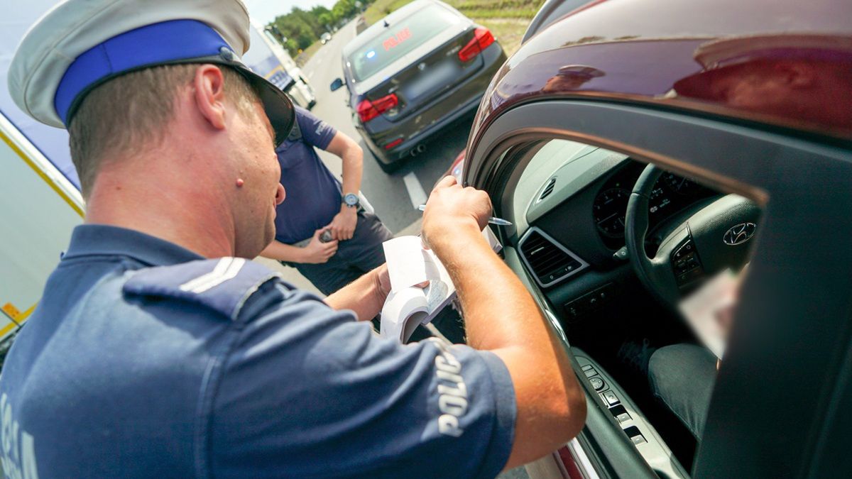 Oława. Pijany kierowca spowodował kolizję. Łapówką próbował przekupić policjantów