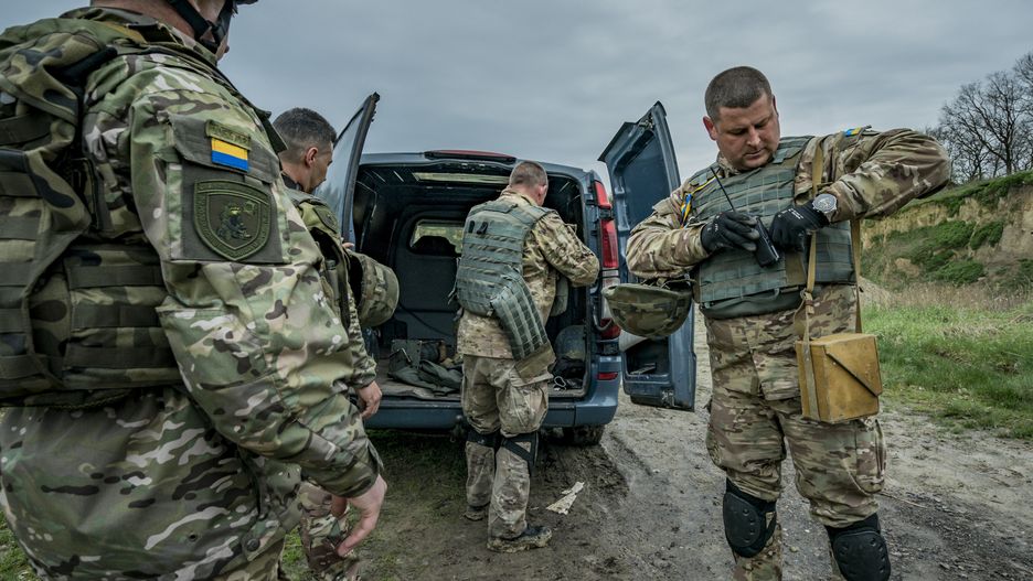 Członkowie służby wybuchowej obwodu kijowskiego przygotowują sprzęt do kontrolowanego niszczenia amunicji odkrytej na okupowanym terytorium wokół Kijowa na Ukrainie