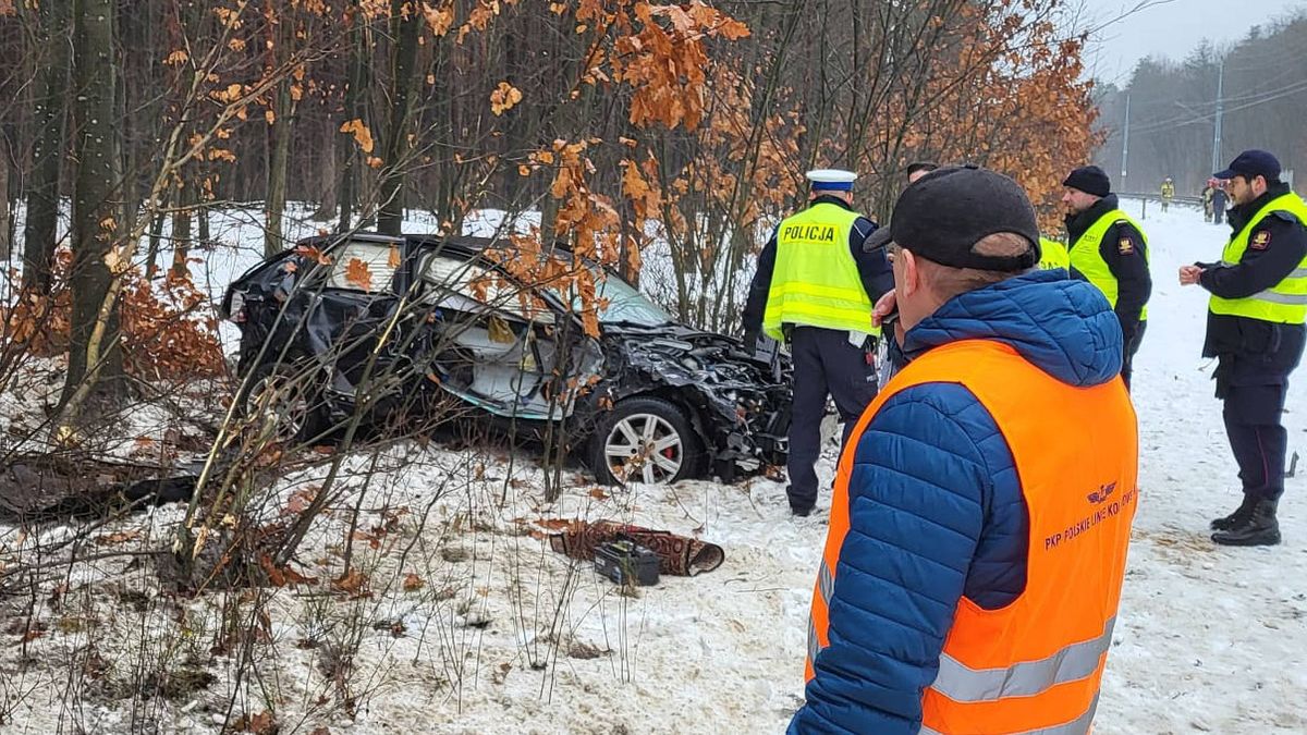 Samochód osobowy zderzył się z pociągiem