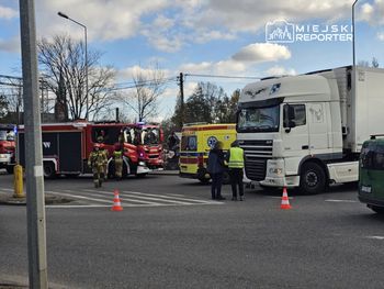 Pruszków: Kobieta wtargnęła pod zestaw ciężarowy. Była uwięziona pod pojazdem. W akcji ratownicy z LPR