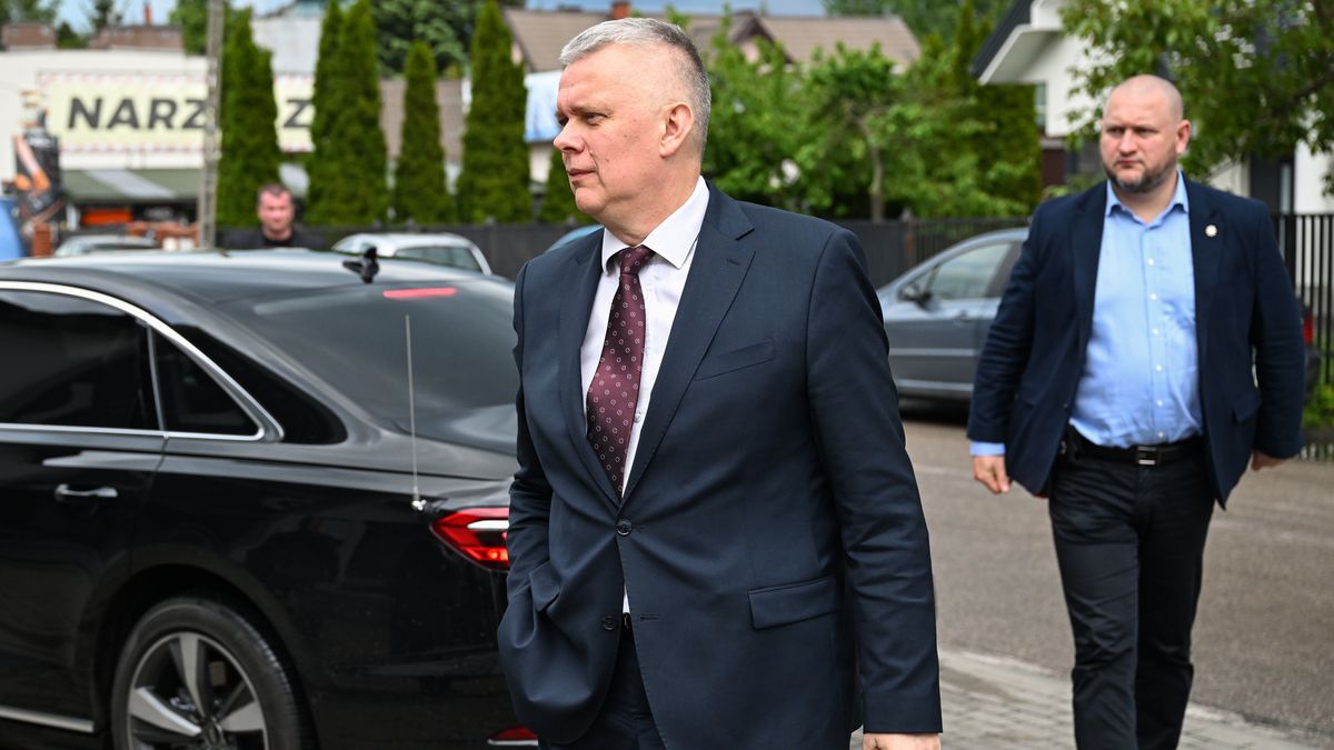 Łuków, 22.05.2025. Minister spraw wewnętrznych i administracji, koordynator służb specjalnych Tomasz Siemoniak (L) w drodze na briefing prasowy w Łukowie, 22 bm. (ad) PAP/Wojtek Jargiło