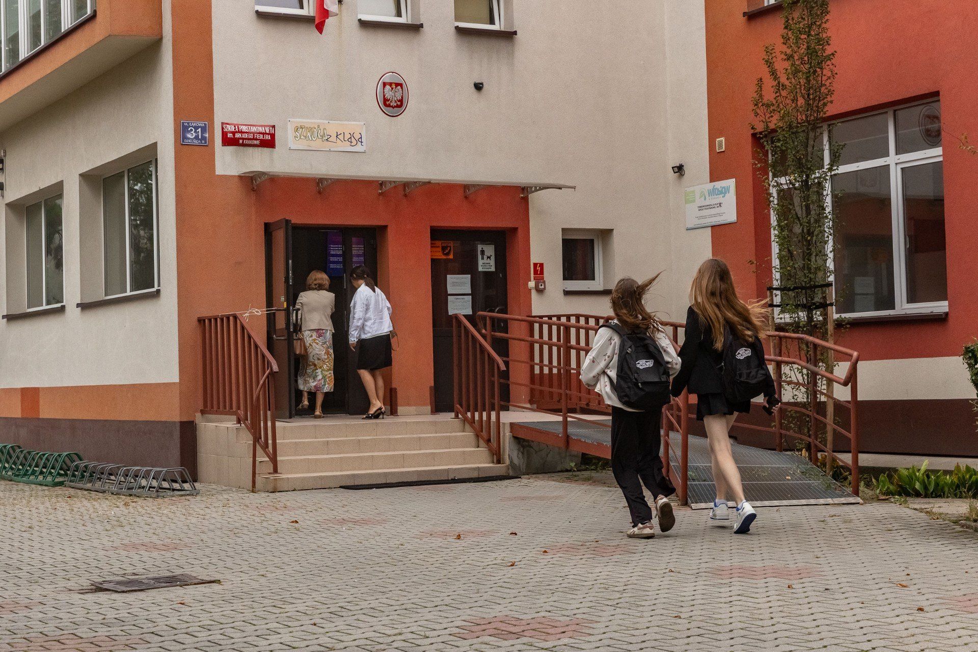 Pierwszy dzień szkoły to wielkie emocje, dla tych którzy szkolny tornister włożą po raz pierwszy