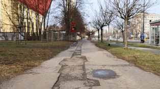 Warszawa: Ulica Conrada w złym stanie. Kiedy ruszy remont?