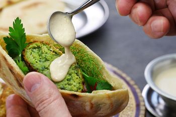 Wystarczy jeść 2 łyżki dziennie. Ta pasta pomaga obniżyć cholesterol i trójglicerydy, wzmacnia kości