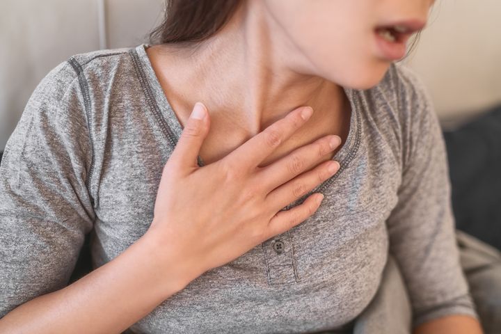 Skurcz oskrzeli może objawiać się poprzez ból w klatce piersiowej i duszność