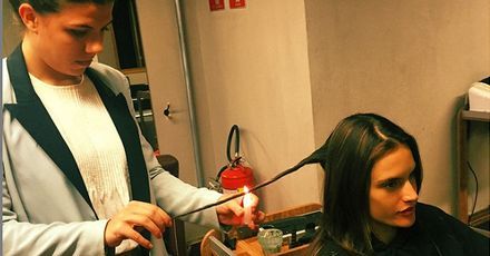 Alessandra Ambrosio przypala swoje włosy. Kontrowersyjna moda na pielęgnację