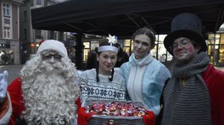 Wałbrzych: Choinka na Rynku rozbłysła tysiącami światełek