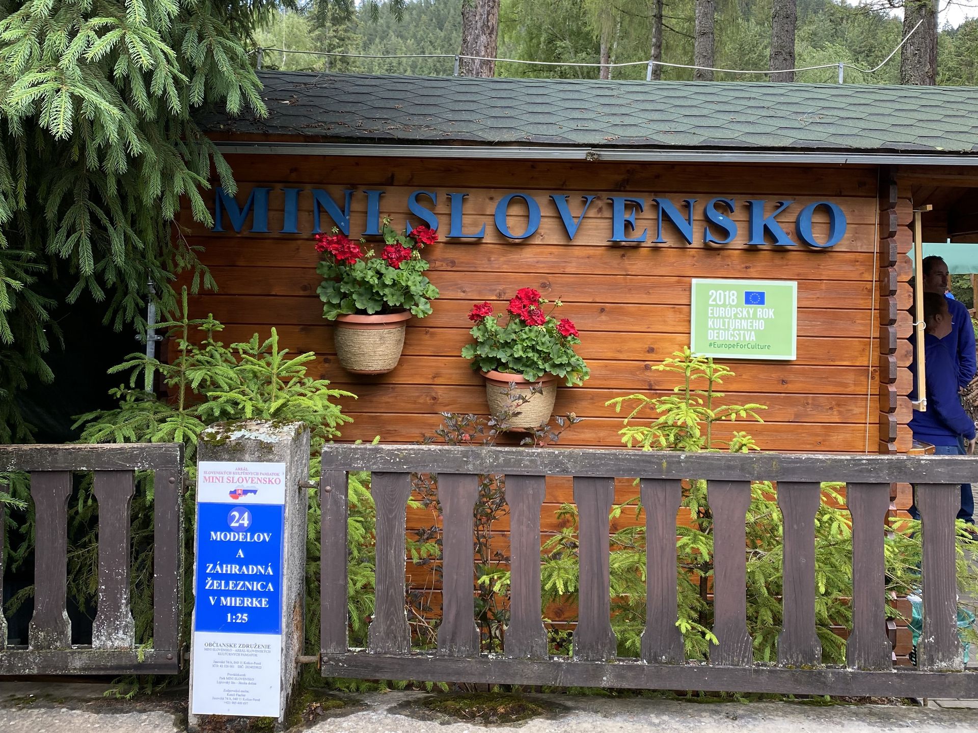 Normalny bilet wstępu do parku miniatur kosztuje 5 euro (ok. 22,5 zł), zaś ulgowy 3 euro (ok. 13,5 zł)