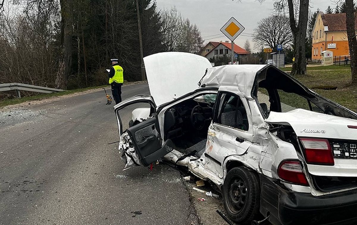 wypadek, Nissan, śmiertelny wypadek Wjechał pod ciężarówkę. Kierowca nissana nie żyje