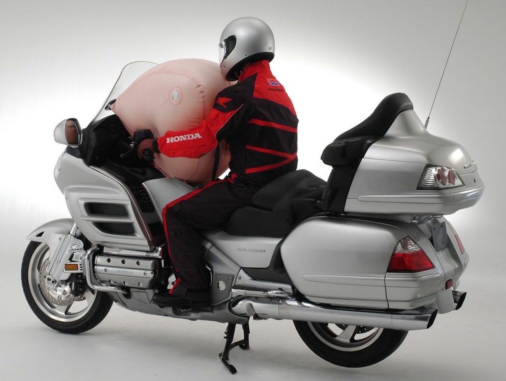 Honda Gold Wing Tour ma poduszkę powietrzną od 15 lat.