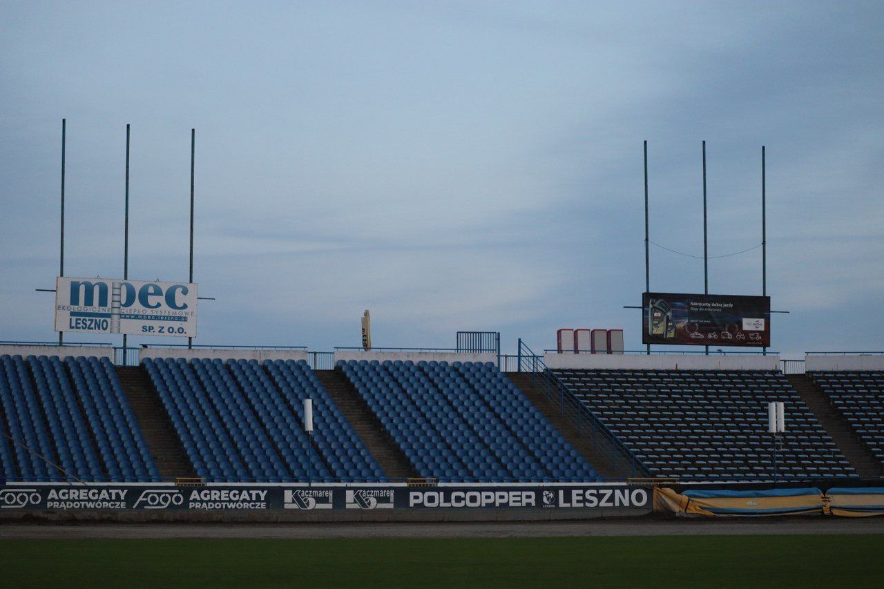 Scena już stoi! Czas na ostatnie przygotowania do wielkiego koncertu z okazji Dni Leszna na stadionie im. Alfreda Smoczyka