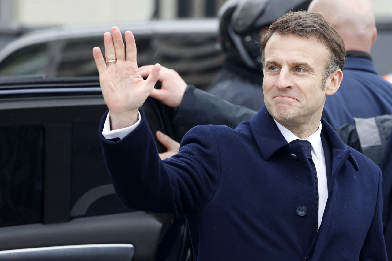France's President Emmanuel Macron gestures during the inauguration ceremony of the Paris 2024 Olympic village in Saint-Denis, northern Paris, France, 29 February 2024. The village, constructed on a 52-hectare site is located on a cluster of former industrial wastelands with the centerpiece being the Cite du Cinema. EPA/LUDOVIC MARIN / POOL MAXPPP OUT Dostawca: PAP/EPA.