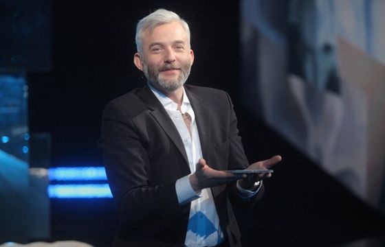 Hubert Urbański znów poprowadzi grę „Trafiona 10-tka” w RMF FM. Do wygrania codziennie 500 tys. złotych