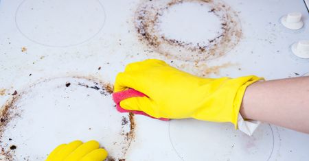 Nałóż domową pastę. Kuchenka ceramiczna będzie jak nowa