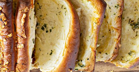 Jest mięciutki jak gąbeczka i obłędnie pachnie. Podaj na grillu, zniknie szybciej niż karkówka